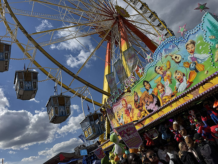 Starducks und Riesenrad Willenborg auf der Maidult Regensburg 2025 (©Foto: Martin Schmitz)
